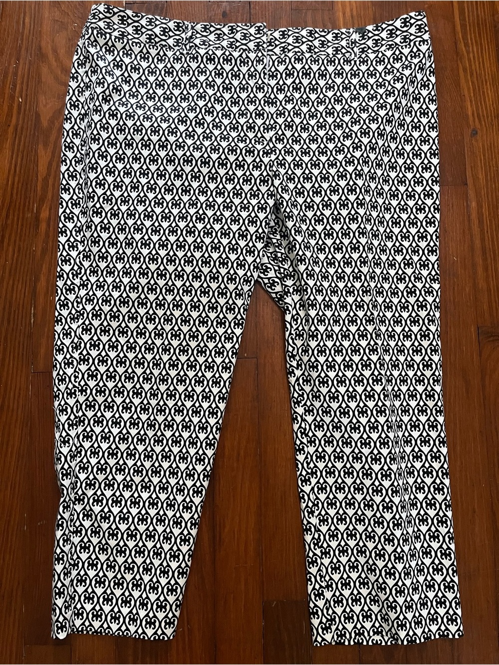 Charter Club Black & White Geometric Capri Leggings